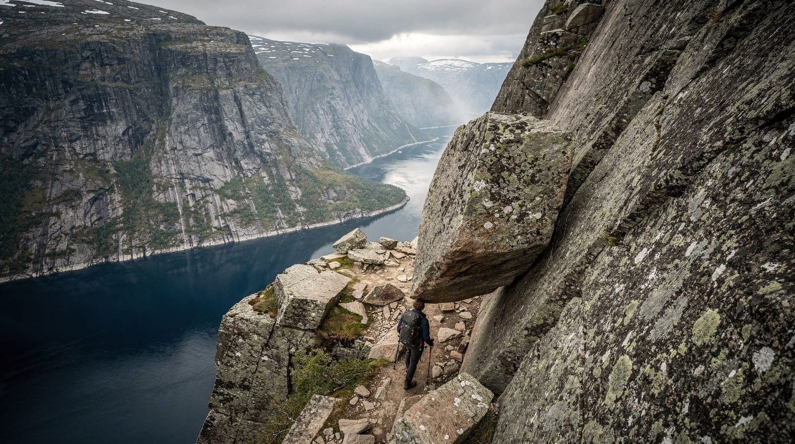 Stavanger: Guided Hike to Kjerag Kjeragbolten
