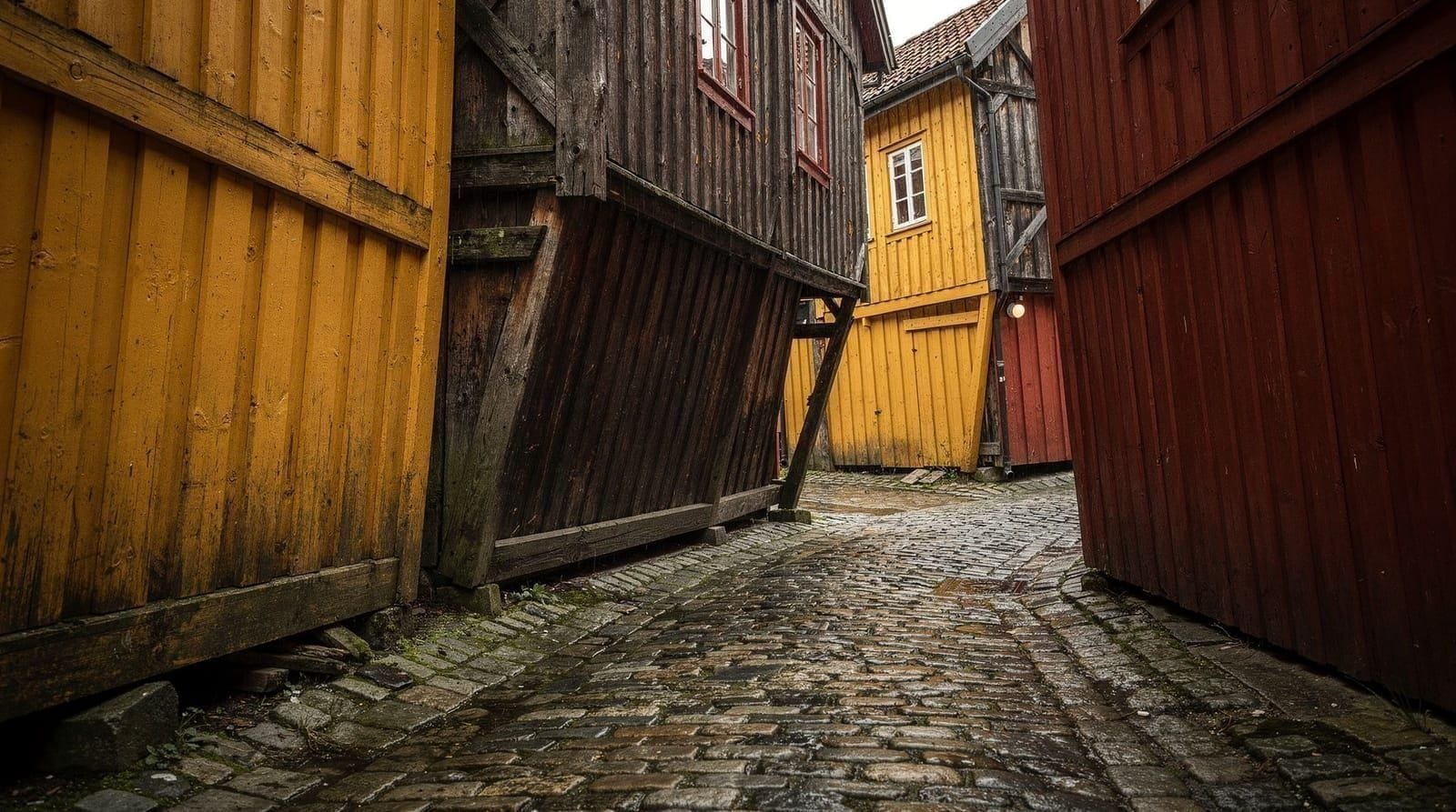 Bryggen Hanseatic wharf — UNESCO Bergen guide (visit before the cruise crowds) — Practical guide to Bryggen: best visiting times, what to see in the alleyways, B