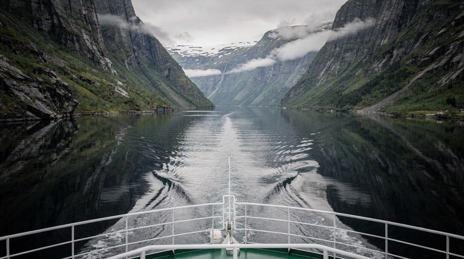 Bergen by month — fjord season planner — Month-by-month Bergen planner: daylight hours, rain days, crowd levels, what fjo