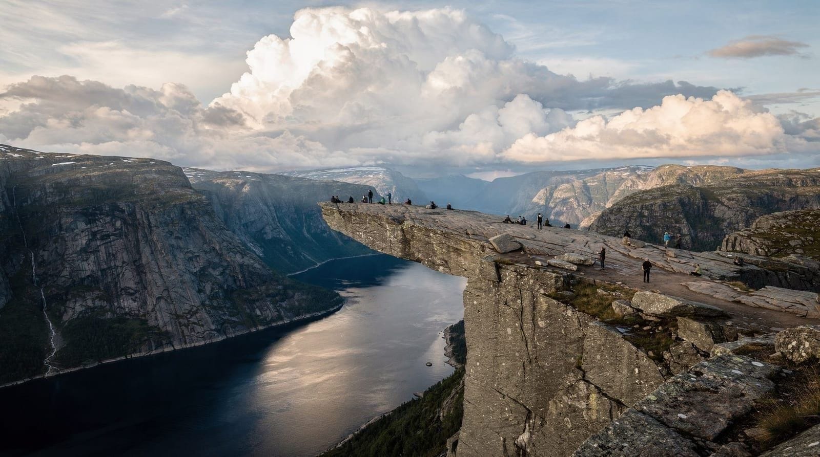 Stavanger: Lysefjorden Cruise and Preikestolen Hike
