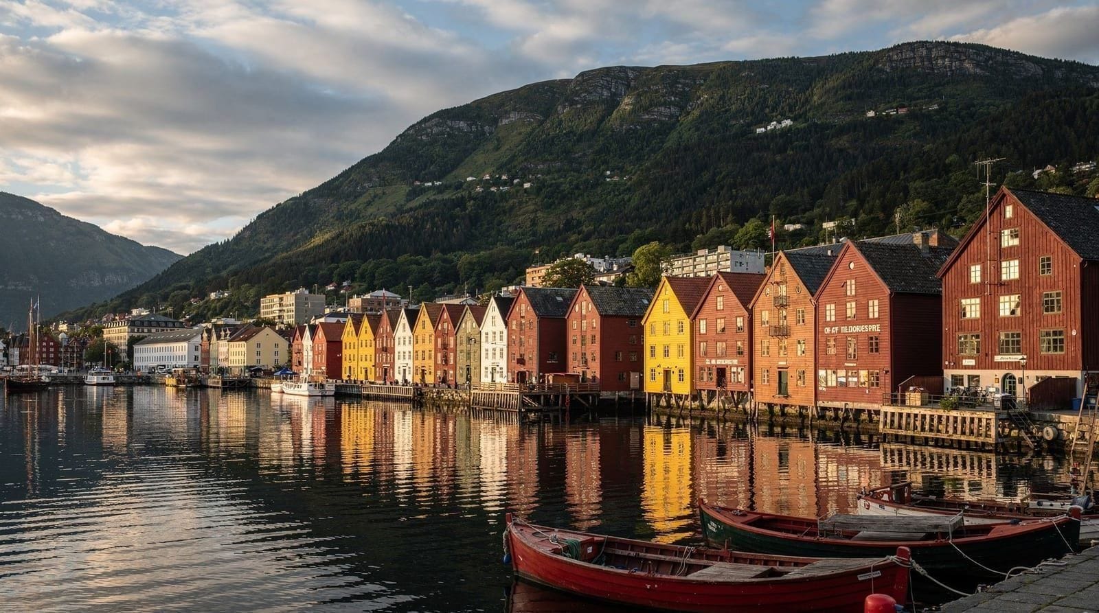 Le quai de Bryggen et le port de Bergen par un matin d'été ensoleillé