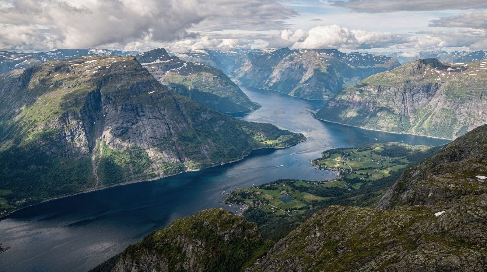 Western Norway 7-day grand tour — Bergen, Sognefjord, Geiranger, Ålesund, Voss — 7 days — moderate — mid-range